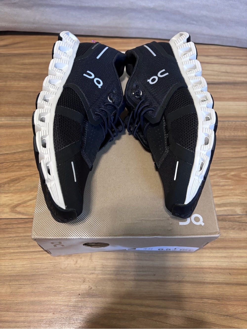 Women’s Black And White OnCloud Running Shoes Size 6.5